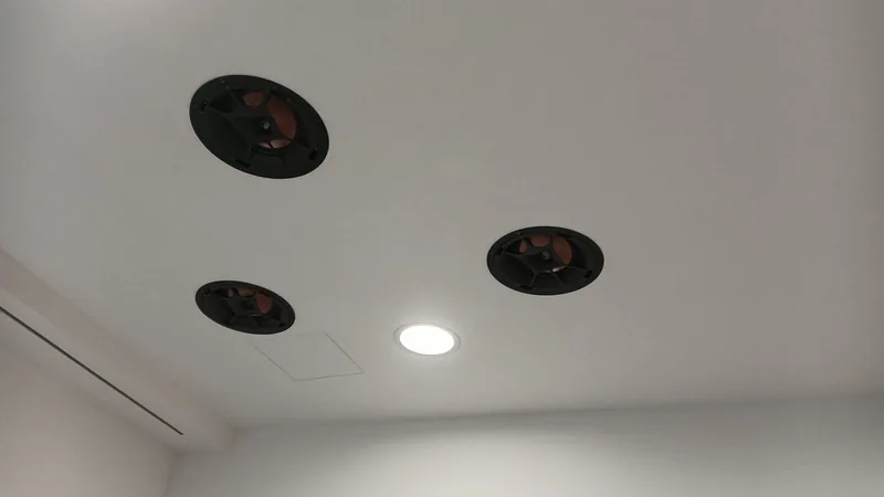 Altavoces empotrados en techo para audio multizona