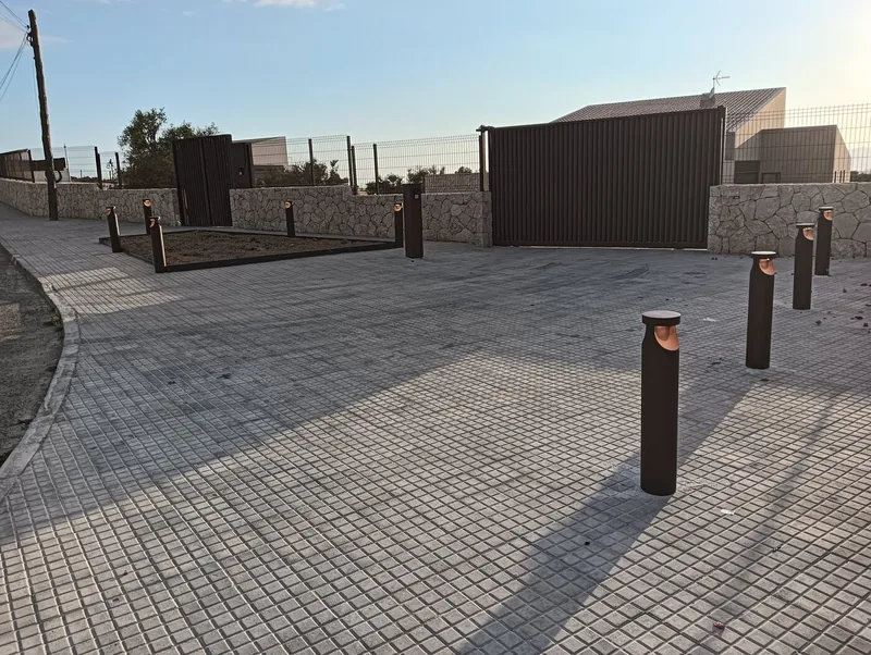 Iluminación exterior y portón motorizado