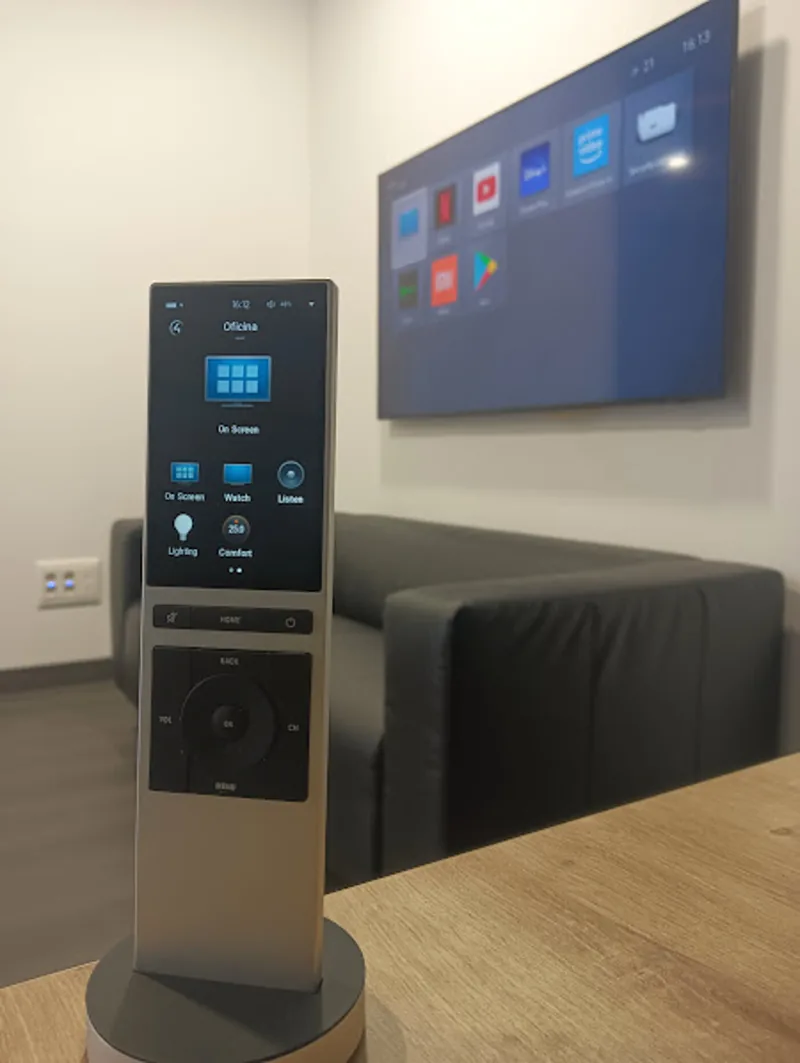 Mando universal Control4 SR-260 controlando iluminación, audio, vídeo y confort de la sala