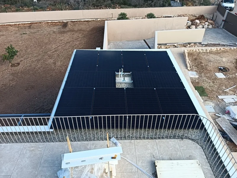 Vista aérea de fotovoltaica en cubierta plana