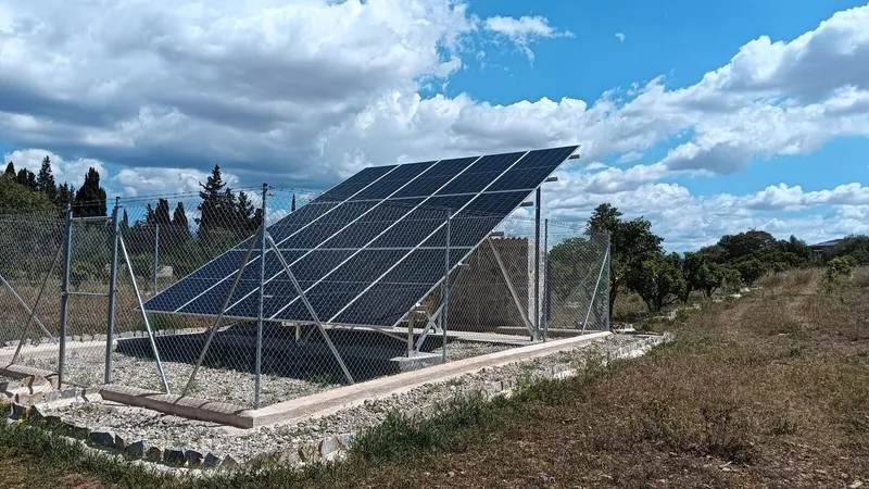 Estructura fotovoltaica sobre suelo en finca