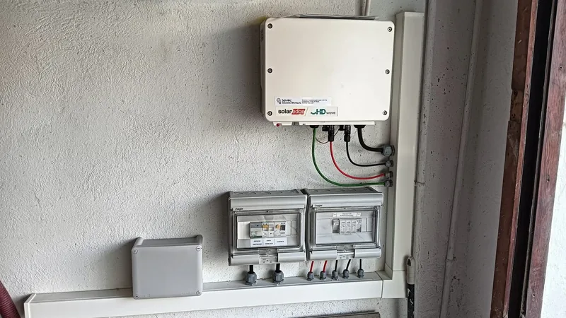 Inversor SolarEdge HD-Wave en sala técnica