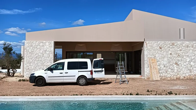 Villa con piscina en fase eléctrica