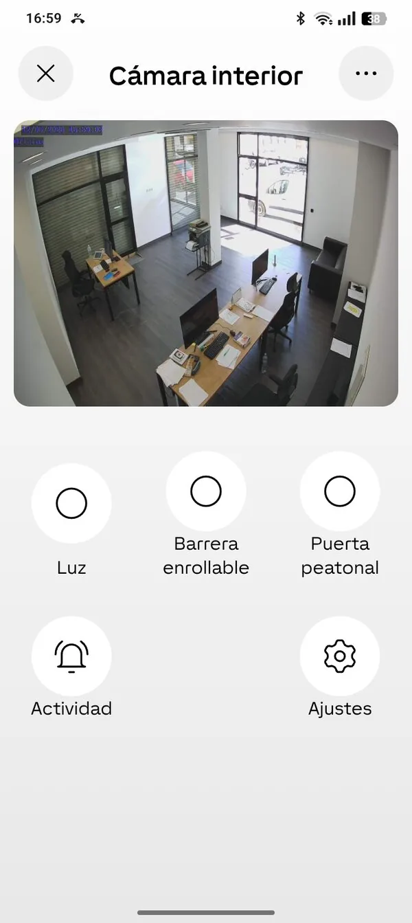 Pantalla con la cámara interior y controles de acceso