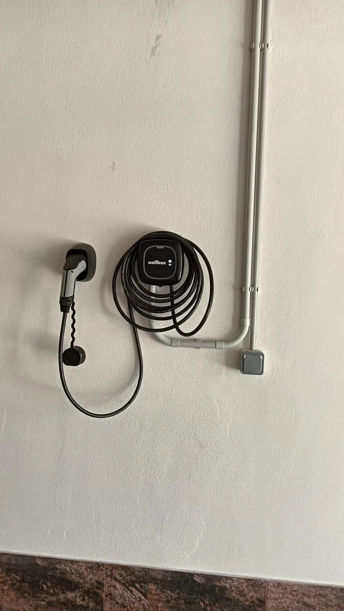 Cargador Wallbox para vehículo eléctrico en garaje